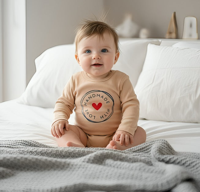 Rainy Бебешко боди с дълъг ръкав 48-86см. Handmade with love мока