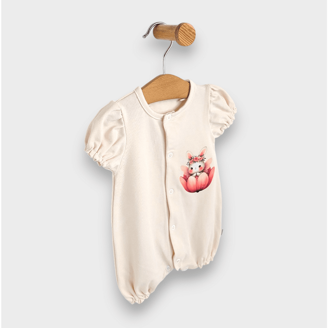 Rainy Бебешки гащеризон Зайче в цвете с къс ръкав 56-80см. екрю